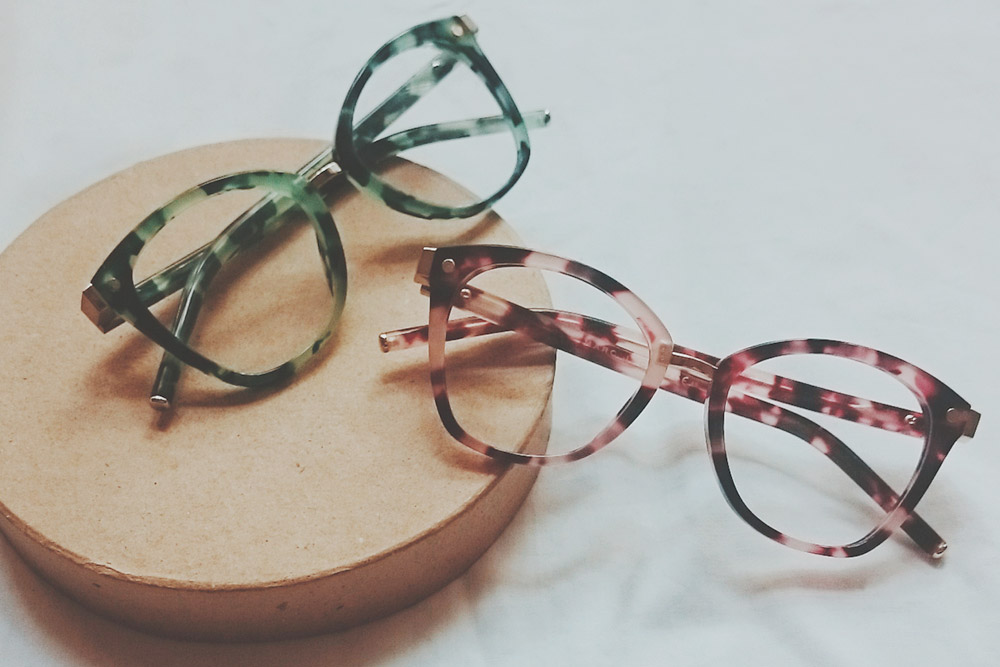 Beneficiile cumpărării ochelarilor de vedere online, ochelari de vedere Prada la eyerim, flatlay eyerim